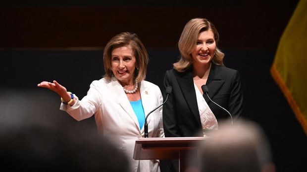 Ibu Negara Ukraina Olena Zelenska (kanan), dengan Ketua DPR Nancy Pelosi, tiba untuk berbicara dengan anggota Kongres AS tentang invasi Rusia ke Ukraina, di Auditorium Pusat Pengunjung Capitol AS pada 20 Juli 2022, di Washington, DC. (POOL/AFP via Getty Images/SAUL LOEB)