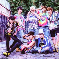 Paling nyentrik di Citayam Fashion Week. Ini gaya BTS saat pemotretan dengan outfit tie dye dan rambut berponi. Foto: Twitter