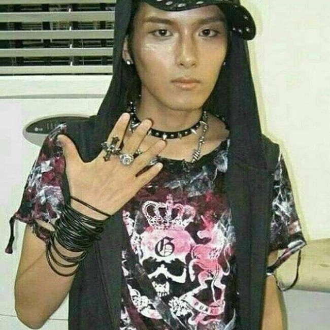 Nggak ada lawannya nih menurut penggemar KPop di Twitter. Ryeowook Super Junior tampil meriah dengan banyak aksesoris di era ‘Dont’ Don’. Foto: Twitter