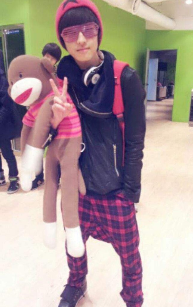 Wonwoo SEVENTEEN sudah siap dengan jaket kulit, harem pants kotak-kotak, dan headphone. Kira-kira dengerin lagu apa ya? Foto: Twitter