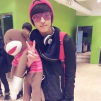 Wonwoo SEVENTEEN sudah siap dengan jaket kulit, harem pants kotak-kotak, dan headphone. Kira-kira dengerin lagu apa ya? Foto: Twitter