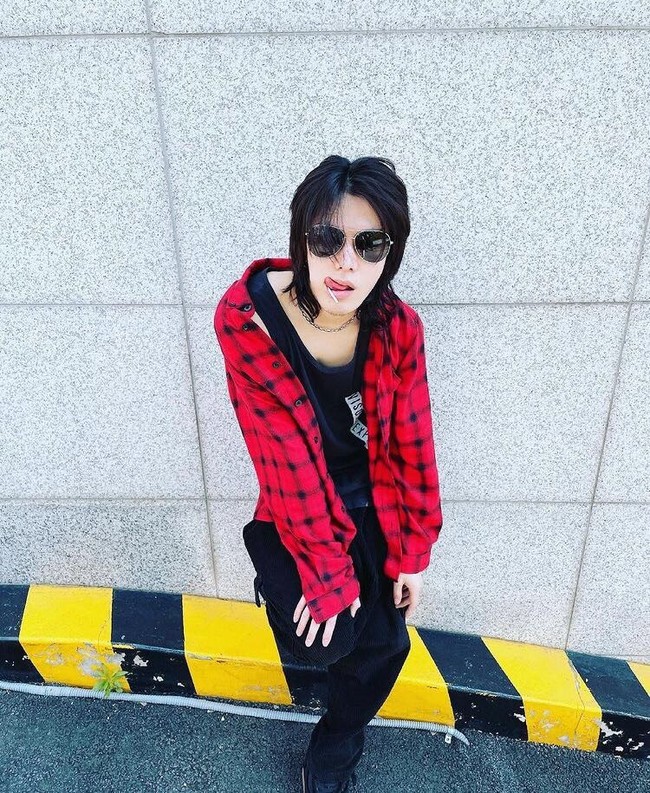 Tak kalah ikonik. Ini gaya Yuta NCT dengan kacamata hitam, kalung rantai, dan outfit khas Citayam Fashion Week. Foto: Twitter