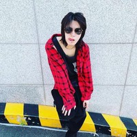 Tak kalah ikonik. Ini gaya Yuta NCT dengan kacamata hitam, kalung rantai, dan outfit khas Citayam Fashion Week. Foto: Twitter