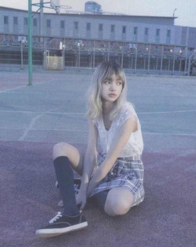 Tampil dengan atasan sleeveless putih, rok pendek kotak-kotak, dan kaus kaki tinggi. Lisa BLACKPINK disebut-sebut berasal dari Bojong Gede. Foto: Twitter