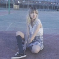 Tampil dengan atasan sleeveless putih, rok pendek kotak-kotak, dan kaus kaki tinggi. Lisa BLACKPINK disebut-sebut berasal dari Bojong Gede. Foto: Twitter