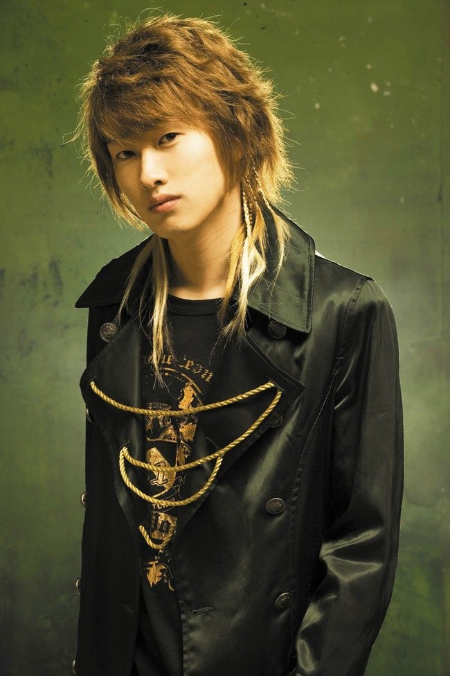 Keren pada zamannya. Eunhyuk Super Junior punya rambut gondrong dan poni panjang yang mengingatkan penggemar dengan ikon Citayam Fashion Week, Bonge. Foto: Twitter