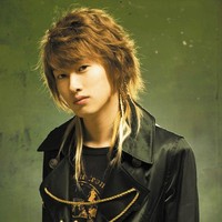 Keren pada zamannya. Eunhyuk Super Junior punya rambut gondrong dan poni panjang yang mengingatkan penggemar dengan ikon Citayam Fashion Week, Bonge. Foto: Twitter