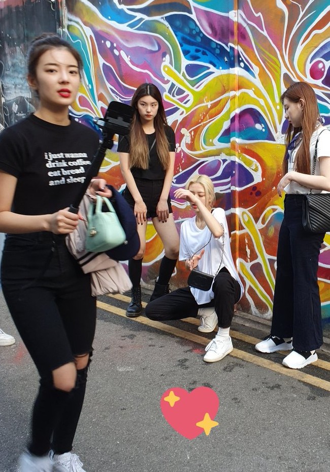Bergaya di pojok gang, personel ITZY udah bisa masuk circle-nya Kurma nih. Foto: Twitter