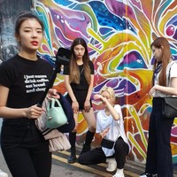 Bergaya di pojok gang, personel ITZY udah bisa masuk circle-nya Kurma nih. Foto: Twitter