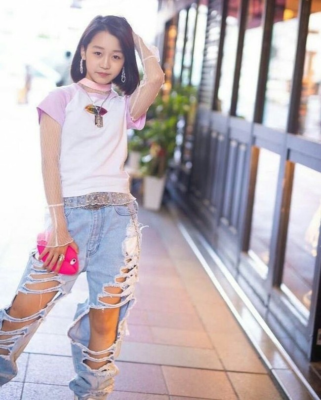 “udah lulus tokyo fashion week. next citayem fashion week,” tulis penggemar Hikaru Kep1er. Sebelum debut pelantun ‘WA DA DA’ itu pemotretan ala Jeje di Jepang. Foto: Twitter