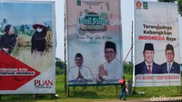 Terdapat juga baliho bergambar Ketua DPR dari Fraksi PDIP Puan Maharani yang mejeng di lokasi tersebut. 