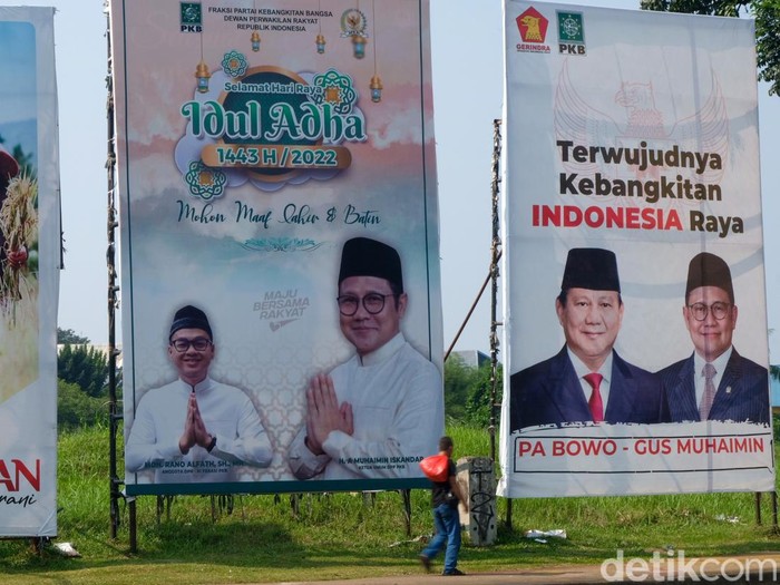 Baliho berhambar Prabowo Subianto dan Muhaimin Iskandar alias Cak Imin mejeng di Tangerang Selatan (Tangsel). Begini penampakannya.