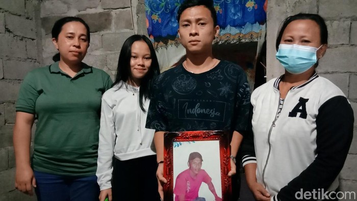 Istri korban KKB bersama keluarga dan anak-anaknya.