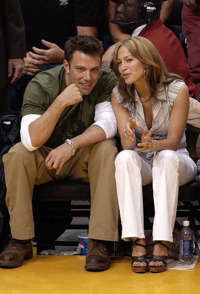 Kemesraan sering diperlihatkan Jennifer Lopez dan Ben Affleck di publik. Baik saat di red carpet, tempat umum hingga pertandingan NBA. Foto: Getty Images