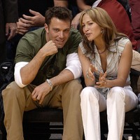 Kemesraan sering diperlihatkan Jennifer Lopez dan Ben Affleck di publik. Baik saat di red carpet, tempat umum hingga pertandingan NBA. Foto: Getty Images