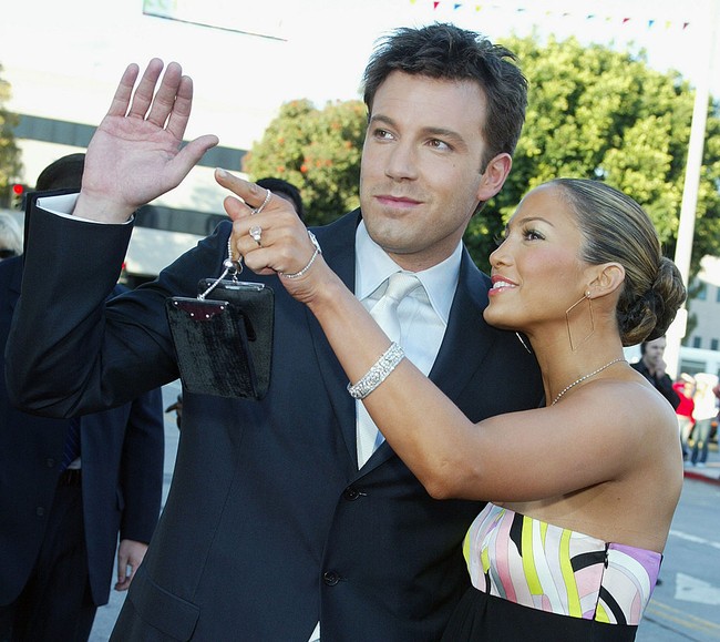 Ben Affleck melamar Jennifer Lopez dengan cincin berlian warna pink sebesar 6,1 karat.  Foto: Getty Images