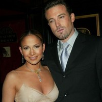 Akibat kisah asmara mereka diekspos besar-besaran oleh media, Ben Affleck dan Jennifer Lopez memutuskan untuk menunda rencana pernikahan. Foto: Getty Images