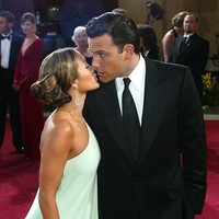 Keduanya tak sungkan mendaratkan ciuman romantis. Mereka pun disebut-sebut sebagai salah satu pasangan terpopuler di Amerika Serikat. Foto: Getty Images