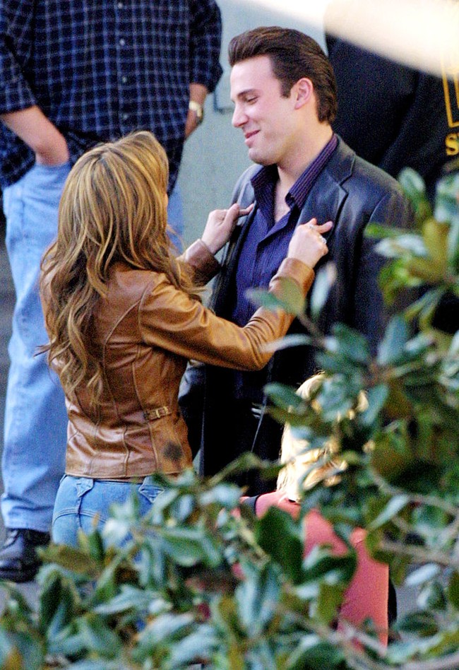 Jennifer Lopez dan Ben Affleck pertama kali bertemu saat syuting film ‘Gigli’ pada 2002. Kala itu sang diva Latin masih berstatus istri Cris Judd.  Foto: Getty Images