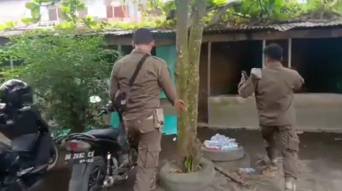 Kafe lesehan yang diduga sering menjadi tempat mesum digrebek oleh pemerintah setempat di Jalan Veteran, Desa Helvetia dan Desa Manunggal, Kecamatan Labuhan Deli, Deli Serdang, Sumatera Utara. Istimewa