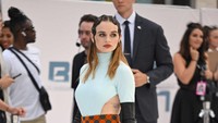 Joey King tak sendirian membuat tato.  Foto: WireImage/Karwai Tang