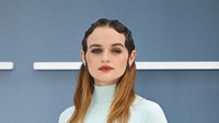 Fotografer dan paparazzi sibuk memotret tato Joey King.  Foto: WireImage/Karwai Tang