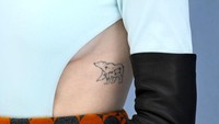 Tato Joey King itu merupakan rasi bintang Ursa yang berbentuk beruang dan berada di bagian tulang rusuk kirinya.  Foto: Gareth Cattermole/Getty Images/Gareth Cattermole