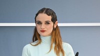 Bagaimana menurutmu penampilan Joey King dengan tato rasi bintang beruang-nya? Foto: WireImage/Karwai Tang