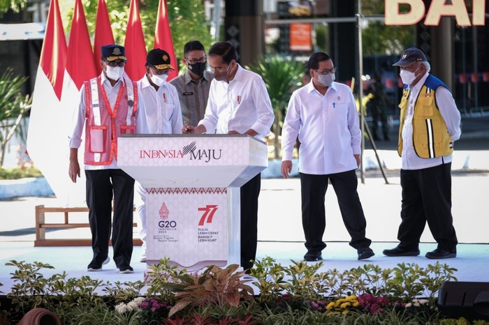 Jokowi meresmikan perluasan Bandara Komodo