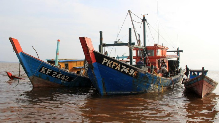 Tiga kapal pukat asing akan ditenggelamkan di perairan Bengkalis, Riau, Rabu (20/7/2022). Sebanyak tiga kapal pukat pencuri ikan berbendera Malaysia dimusnahkan dengan cara ditenggelamkan di perairan Bengkalis oleh Kejaksaan Negeri Dumai setelah mendapatkan putusan pengadilan yang memilki kekuatan hukum tetap. ANTARA FOTO/Aswaddy Hamid/rwa.