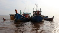 Sebanyak tiga kapal pukat pencuri ikan berbendera Malaysia dimusnahkan dengan cara ditenggelamkan di perairan Bengkalis.  
