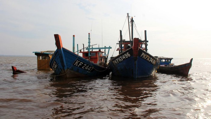 Tiga kapal pukat asing akan ditenggelamkan di perairan Bengkalis, Riau, Rabu (20/7/2022). Sebanyak tiga kapal pukat pencuri ikan berbendera Malaysia dimusnahkan dengan cara ditenggelamkan di perairan Bengkalis oleh Kejaksaan Negeri Dumai setelah mendapatkan putusan pengadilan yang memilki kekuatan hukum tetap. ANTARA FOTO/Aswaddy Hamid/rwa.