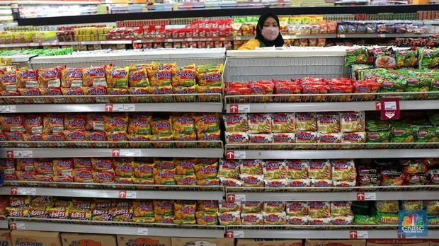 Karyawan menata mie instan di Supermarket Jakarta, Kamis, 21/7. Harga mi instan sudah merangkak naik beberapa waktu terakhir karena efek situasi dunia seperti perang Ukraina yang mengerak harga terigu dan gandum. (CNBC Indonesia/Muhammad Sabki)