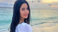Katrina Kaif terlihat mengenakan pakaian renang yang dilapis baju putih tipis sebagai luaran. (Foto: dok. Instagram @katrinakaif) 