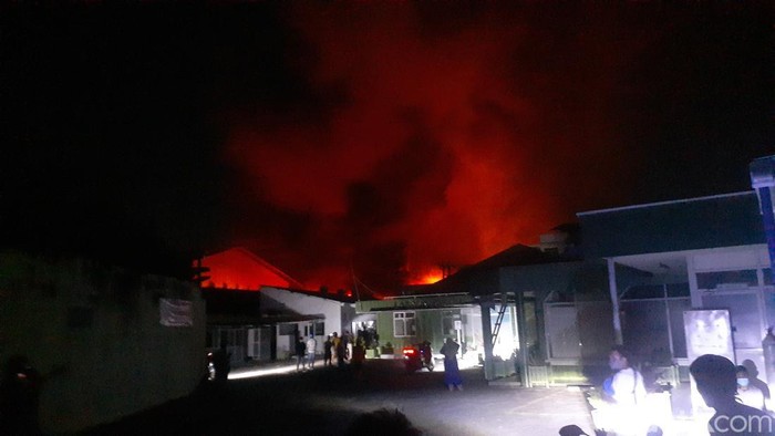 Kebakaran bekas pabrik di perbatasan Semarang-Demak, Kamis (21/7/2022).