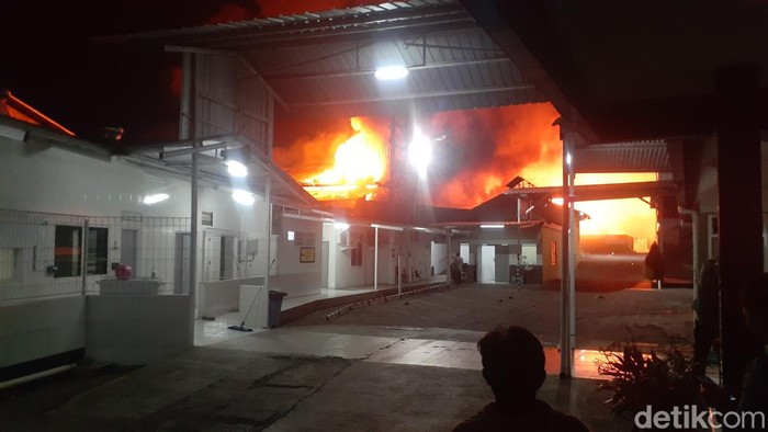 Kebakaran bekas pabrik di perbatasan Semarang-Demak, Kamis (21/7/2022).