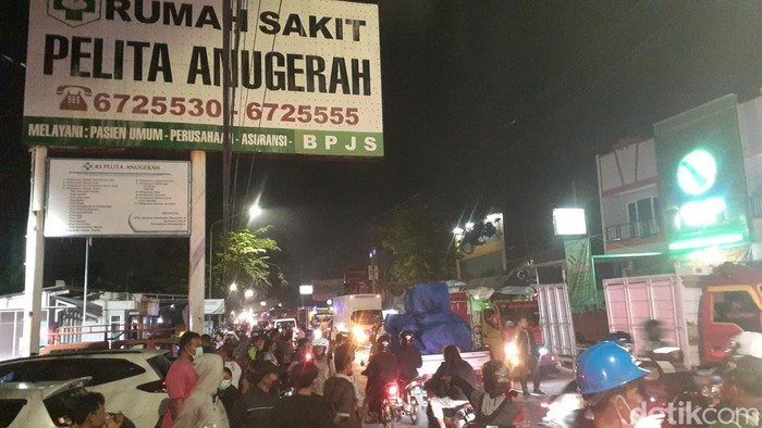 Kebakaran di Mranggen mengakibatkan lalu lintas di Jalan Bandungrejo yang menghubungkan Semarang-Demak macet malam ini, Kamis (21/7/2022).
