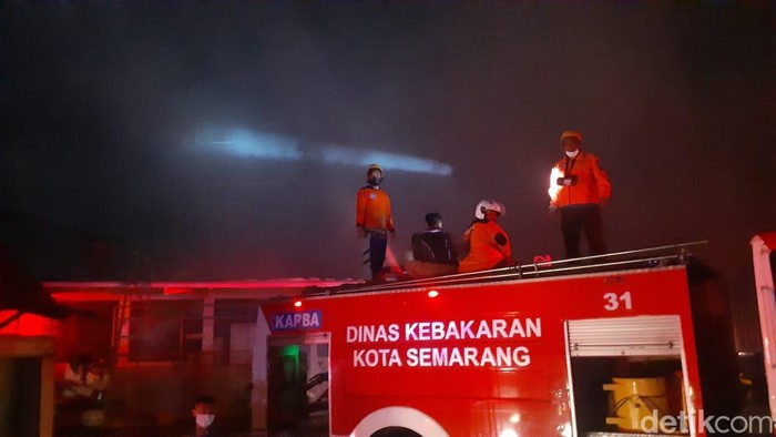 Kebakaran pabrik pupuk di Mranggen, Demak, Kamis (21/7/2022).