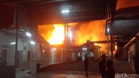 Sempat terdengar suara ledakan dan hujan pasir di lokasi. Petugas lalu menghalau kerumunan warga yang menonton kebakaran tersebut. (Foto: Afzal Nur Iman/detikJateng)