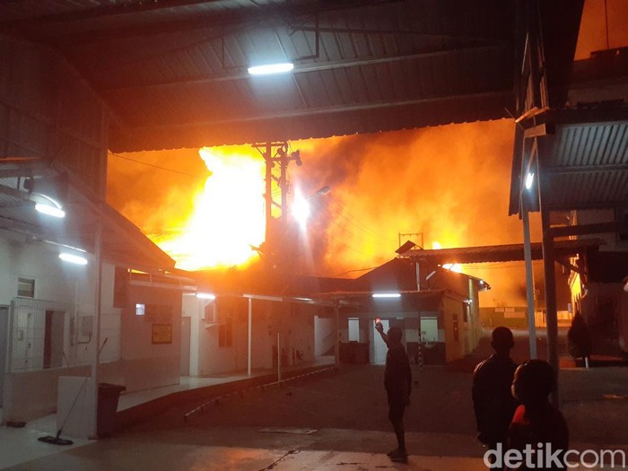 Kebakaran terjadi di bekas pabrik pupuk di Kelurahan Banurejo, Mranggen, Kabupaten Demak, Kamis (21/7/2022) malam.