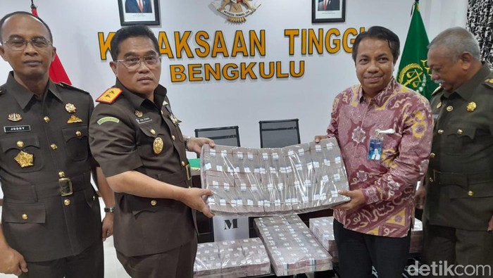 Kejati Bengkulu menunjukkan barang bukti uang yang disita dari tersanka kasus dugaan korupsi dana replanting sawit di Bengkulu Utara.