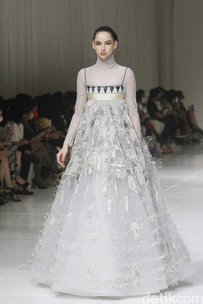 Koleksi busana terbaru Sebastian Gunawan Signature 2022/2023 mengangkat tema Golden Muse yang dipamerkan dalam fashion show di Jakarta, Selasa (19/07/2022). Foto: Mohammad Abduh/Wolipop.