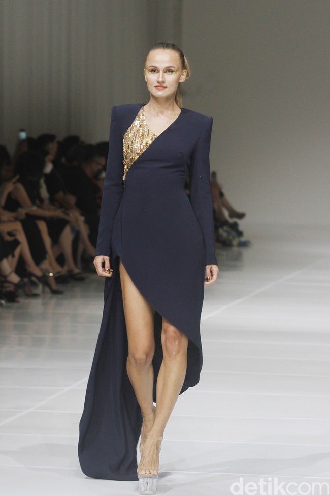 Koleksi busana terbaru Sebastian Gunawan Signature 2022/2023 mengangkat tema Golden Muse yang dipamerkan dalam fashion show di Jakarta, Selasa (19/07/2022).  Foto: Mohammad Abduh/Wolipop.