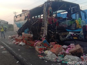 Tabrakan Bus PMH Vs Truk di Jalinsum Asahan, Bus Hancur-Barang Berserakan