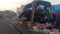 Kondisi PMH yang rusak parah di bagian depan usai laga kambing di Jalinsum Asahan (Perdana/detikSumut)
