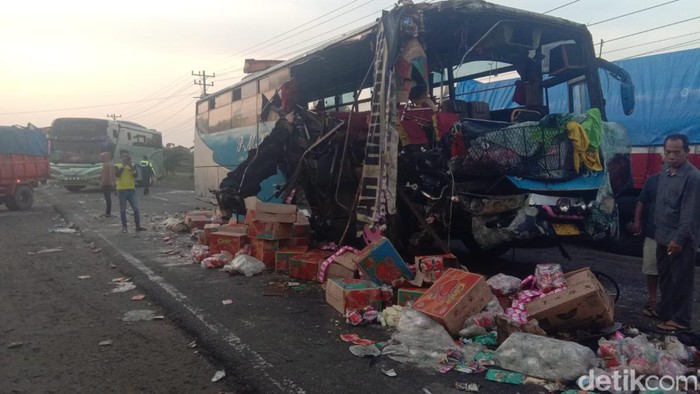 Kondisi Bus PMH yang terlibat tabrakan di Jalinsum Asahan.