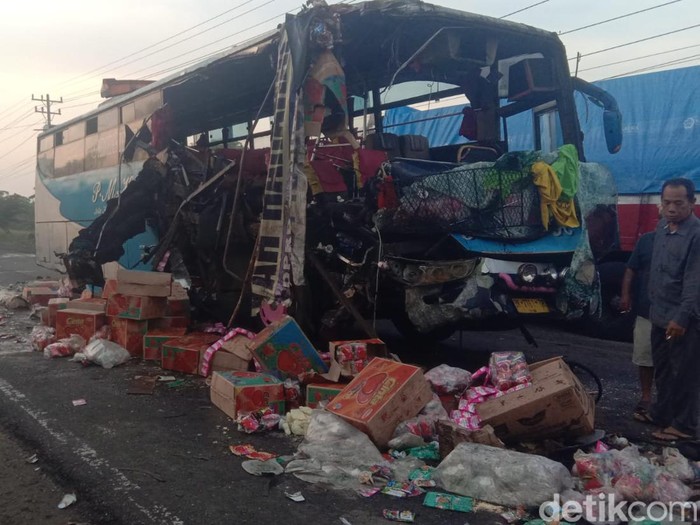 Kondisi Bus PMH yang terlibat tabrakan di Jalinsum Asahan. Kondisi Bus PMH yang terlibat tabrakan di Jalinsum Asahan.