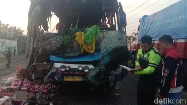 Mengerikan, Kondisi Bus PMH Usai Laga Kambing di Jalinsum Asahan