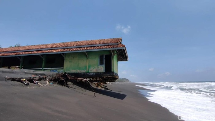 Kondisi penangkaran penyu dan TPI yang nyaris ambruk imbas abrasi Pantai Trisik, Galur, Kulon Progo, DIY, Kamis (21/7/2022).