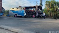 Penampakan bagian samping bus PMH yang rusak parah usai terlibat laga kambing di Jalinsum Asahan. (Perdana/detikSumut)